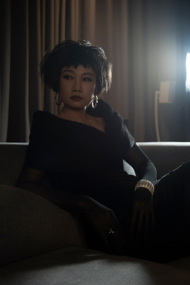 Ngoài đời, nữ nghệ sĩ có độ tuổi thực trẻ hơn rất nhiều so với nhân vật bà Xinh. Phong cách ăn mặc và tính cách của chị cũng cá tính, hiện đại, khác hẳn người phụ nữ khắc khổ, yếu đuối trong "Trạm cứu hộ trái tim".