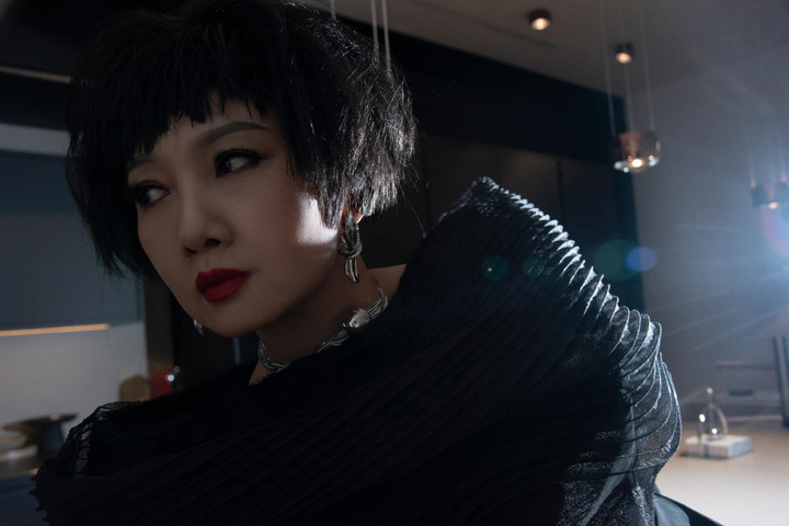 NSND Mỹ Uyên cho hay để hóa trang cho già đi nhằm khắc họa nhân vật bà Xinh cũng không hề dễ dàng: "Phim này tôi vào vai bà Xinh, là người mẹ có con dâu và cháu nội, tóc phải phất bạc, hoá trang mặt thì già đi với những đường vẽ chân chim, quầng nâu da sạm đồi mồi, mà sáng ra vẽ một chút là trôi mất vì vai khóc nhiều quá".