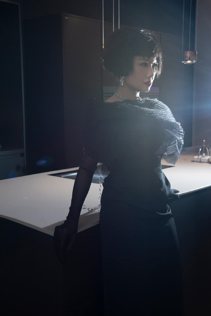 Tuy nhiên, NSND Mỹ Uyên lại rất trân trọng từng vai diễn của mình: "Mỗi vai diễn trình làng xong lại bội thu lời khen và cũng nhiều lời góp ý khiến tôi càng thích thú cho quá trình lao động miệt mài cùng bao nhiêu con người sáng tạo chung mới có được tác phẩm tốt".