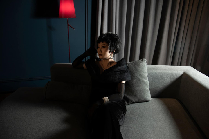 Nữ nghệ sĩ chia sẻ, bạn bè của chị không thích chị đảm nhiệm những vai diễn quá lam lũ, khắc khổ: "Bạn bè thân thích kêu từ nay đừng nhận vai mẹ nữa, tôi cũng ừ à cho bạn yên tâm, bởi bạn muốn tôi vẫn luôn tươi đẹp".