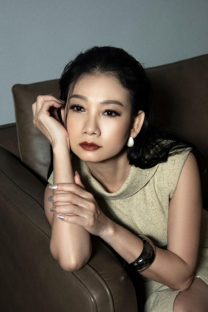 Trước vai bà Xinh, NSND Mỹ Uyên từng khiến khán giả ấn tượng với vai những bà mẹ chồng giàu có, sắc sảo và khó tính trong các bộ phim "Cả một đời ân oán", "Đừng nói khi yêu".