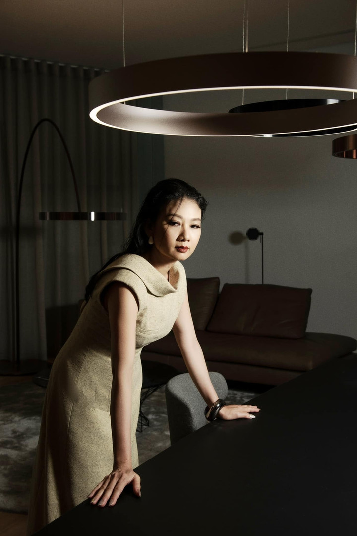 Nữ nghệ sĩ theo đuổi nghiệp diễn từ năm 1990. Với những cống hiến cho sân khấu kịch, năm 2012, Mỹ Uyên được phong tặng danh hiệu NSƯT. Năm 2018, Mỹ Uyên giữ chức giám đốc Nhà hát kịch Sân khấu nhỏ (Sân khấu 5B). Đến năm 2024, nữ nghệ sĩ được nhận danh hiệu NSND.