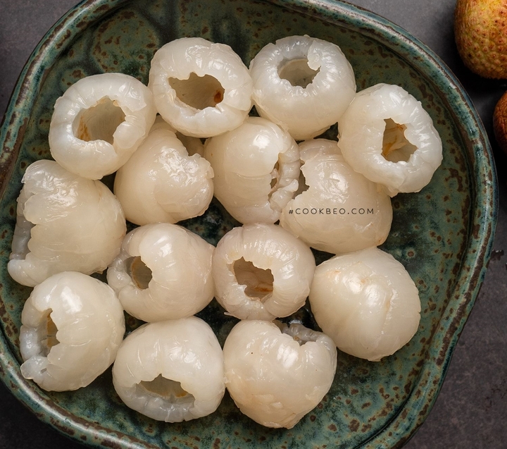 Lột vỏ và bỏ vải thiều vào hũ thủy tinh ngâm cùng giấm gạo nếp. (Ảnh: Cookbeo)