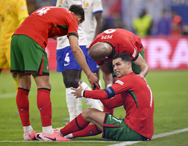 Ronaldo nhiều lần nằm sân sau những pha va chạm với các trung vệ to con của Les Bleus.