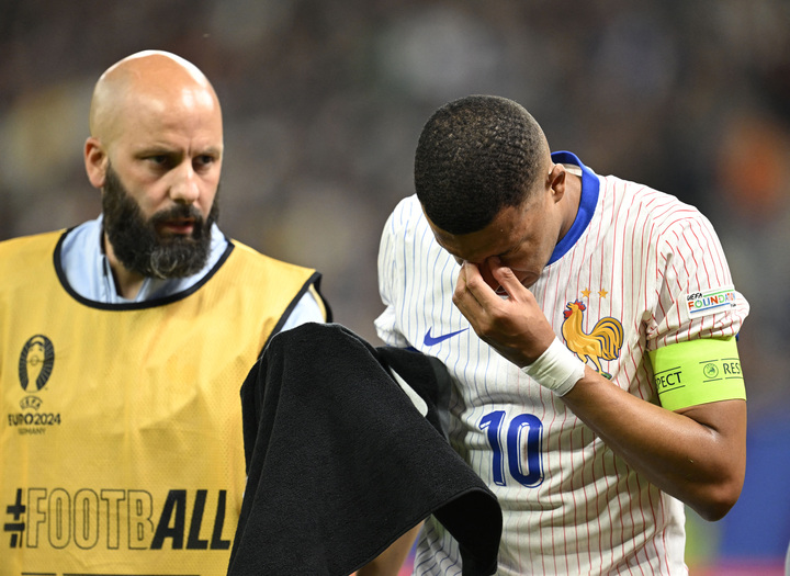HLV Deschamps rút Mbappe khỏi sân sau hiệp phụ thứ nhất.