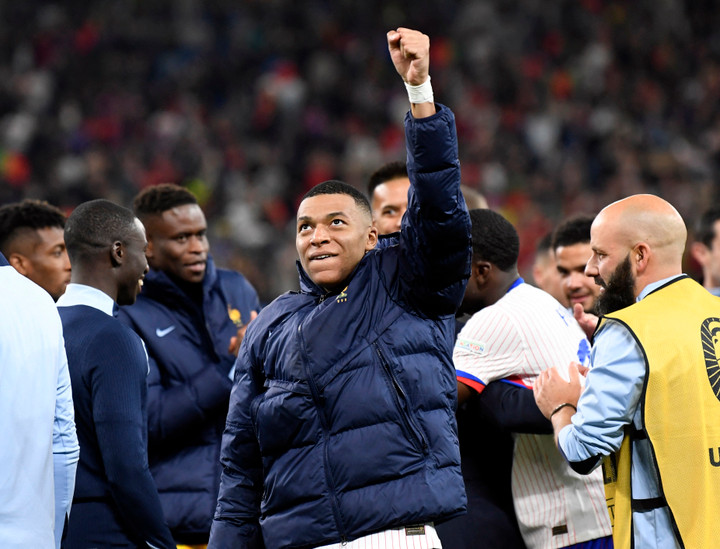 Mbappe không ghi bàn, không thực hiện phạt đền nhưng vẫn được ăn mừng cùng cả đội.