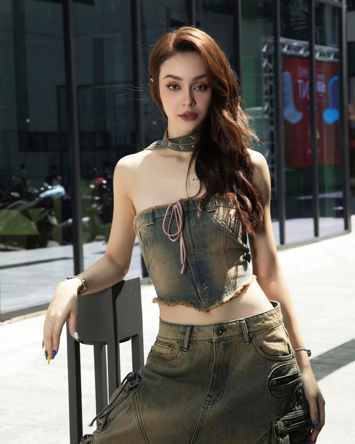 "Con người nói chung và phụ nữ nói riêng, đều là những thiên thần chỉ có một bên cánh, và chúng ta phải ôm lấy nhau để cùng bay lên. Đến với Miss Universe Vietnam, tôi muốn chứng minh một điều: Sức mạnh nội tại của phụ nữ rất mạnh mẽ và khi chúng ta đoàn kết lại, chúng ta có thể làm được nhiều điều lớn mạnh hơn nữa”, nữ ca sĩ bày tỏ.