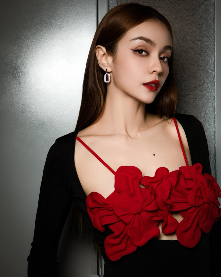 Trong cuộc trò chuyện với VTC News, MLee từng chia sẻ trước đây cô nhận được rất nhiều lời động viên tham gia các cuộc thi nhan sắc. Tuy nhiên, thời gian đó cô muốn tập trung hoàn toàn cho đam mê âm nhạc.