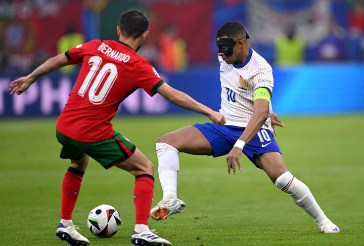 Mbappe gặp khó khăn.