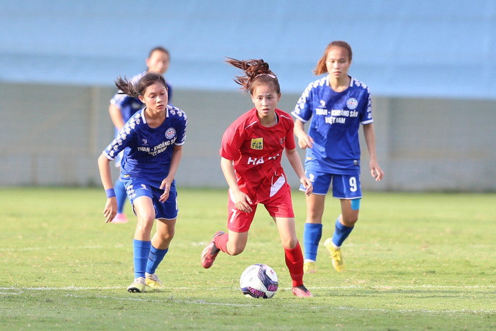 Hà Nội (đỏ) đánh bại Thái Nguyên T&T.