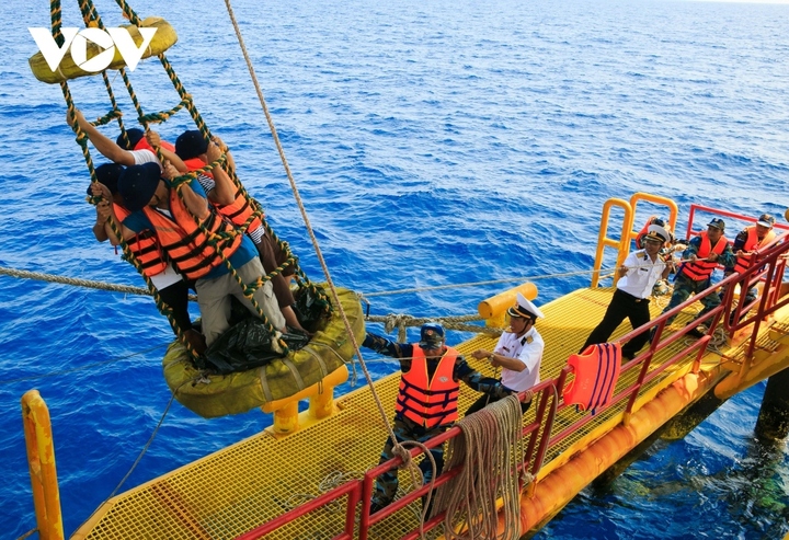 Lên nhà giàn bằng thang dây giữa biển khơi.