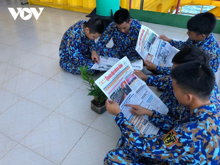 Phút thư giãn của lính nhà giàn DK1.