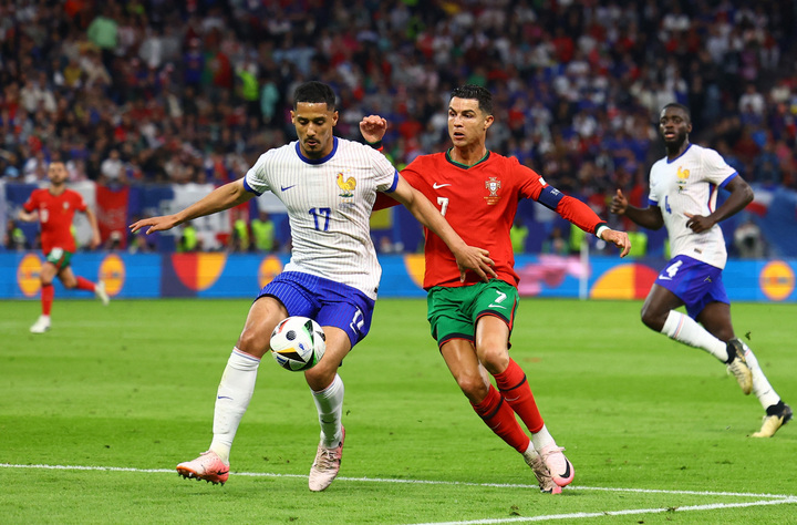 William Saliba (trái) khóa chặt Cristiano Ronaldo (phải) trong trận tứ kết.
