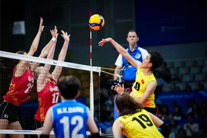 Đội tuyển bóng chuyền nữ Việt Nam chơi trận tranh hạng ba FIVB Challenger Cup 2024 vào chiều 7/7. Trước đó đội đã thắng Philippines ở tứ kết và thua Cộng hòa Czech ở bán kết.