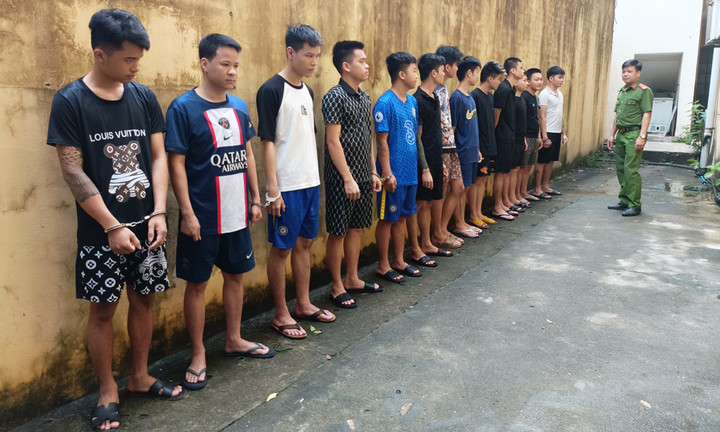 Các đối tượng tại cơ quan công an.