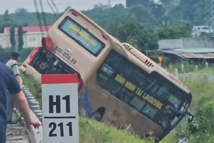 Hiện trường xe khách giường nằm lao xuống mương thoát nước sau va chạm. (Ảnh: Lạc Sơn)