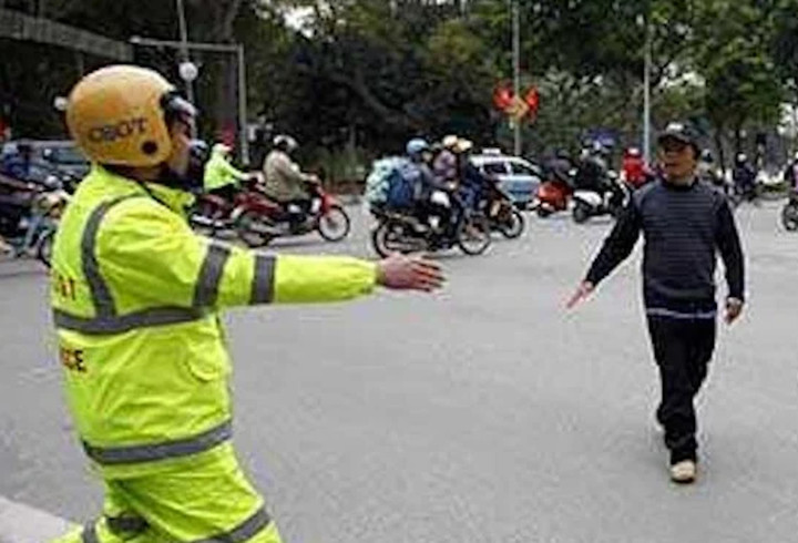 Người đi bộ đi không đúng phần đường của mình vẫn bị xử phạt. (Ảnh: Hà Minh)