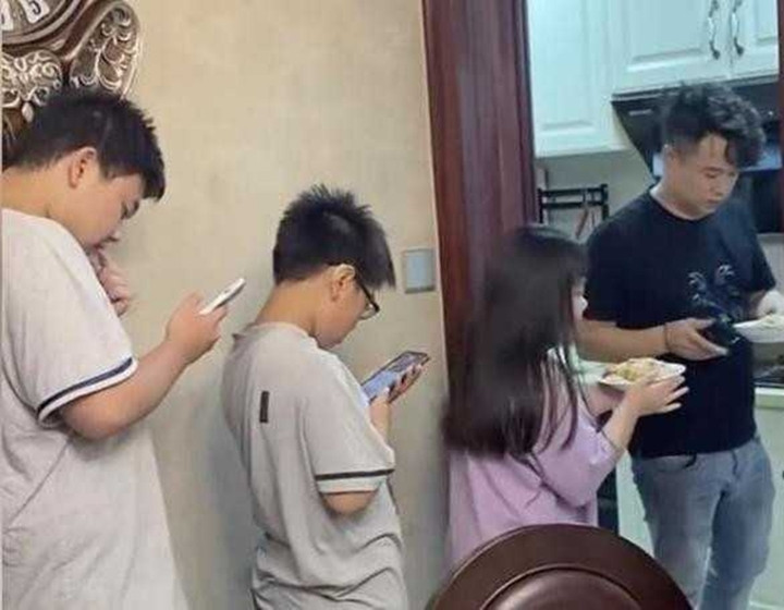 Mỗi ngày anh Cung Linh Quân phải kiểm đếm bọn trẻ vì sợ thiếu cháu.