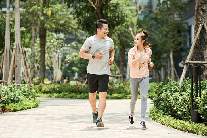 Chạy bộ từ 150 đến 300 phút mỗi tuần có thể giúp kéo dài tuổi thọ. (Ảnh: Press Foto)