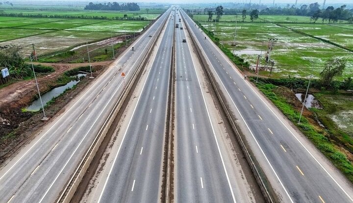 Dự án tuyến đường bộ nối đường cao tốc Hà Nội - Hải Phòng với đường cao tốc Cầu Giẽ - Ninh Bình dài gần 24 km. (Ảnh: Lê Khánh)