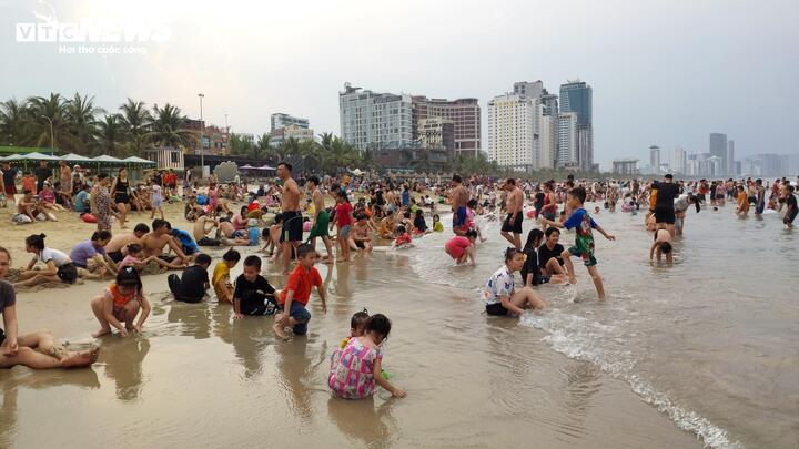 Đà Nẵng đang vào mùa du lịch, hàng ngày địa phương này đón lượng lớn du khách đến tham quan, trải nghiệm.