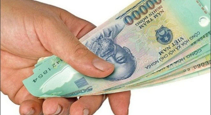 Chồng tôi hàng tháng vẫn nhờ mẹ gửi tiền cho mẹ con người yêu cũ. (Ảnh minh họa)