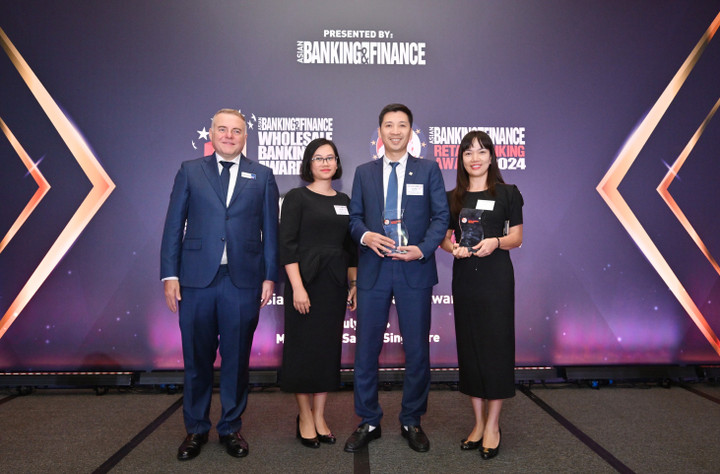 Đại diện PVcomBank nhận 2 giải thưởng quốc tế từ tạp chí uy tín hàng đầu châu Á - ABF.