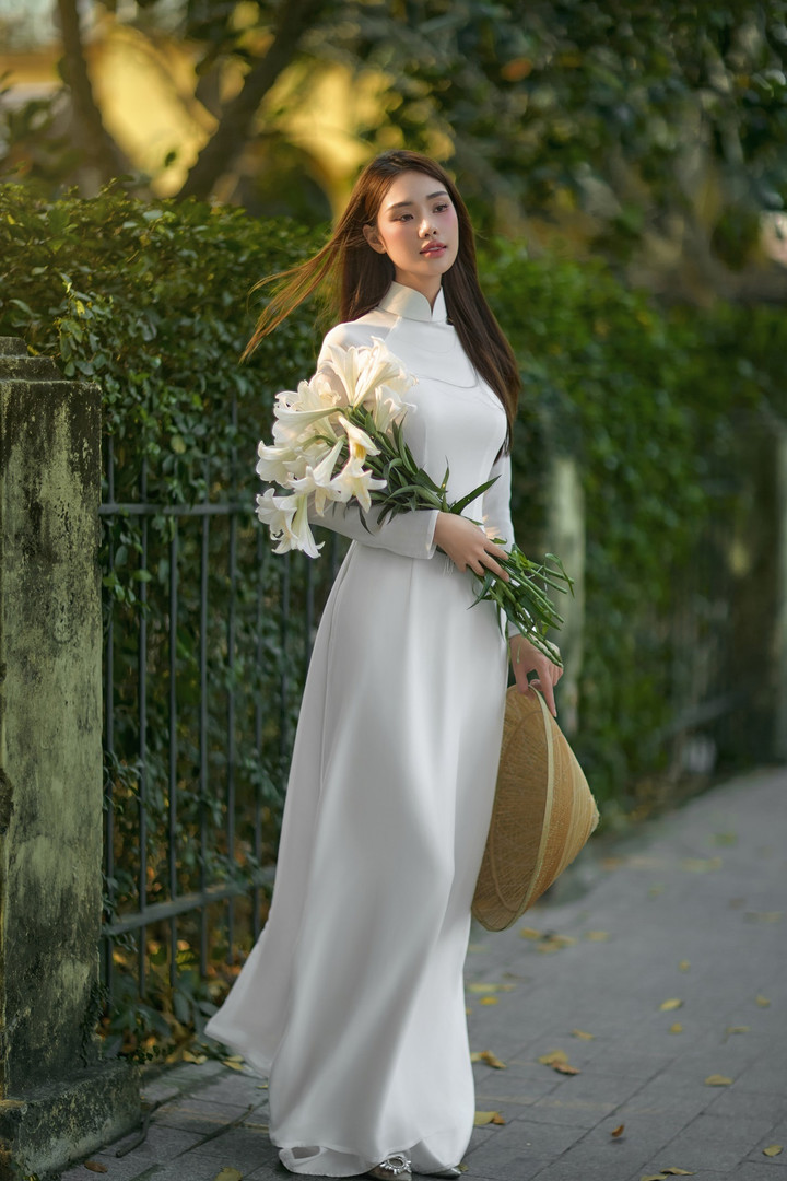 Bên cạnh ngoại hình ấn tượng với vòng eo "con kiến", Nguyễn Đặng Huyền Trang còn có lợi thế về ngoại ngữ và kinh nghiệm thực tế trên các "đấu trường nhan sắc".