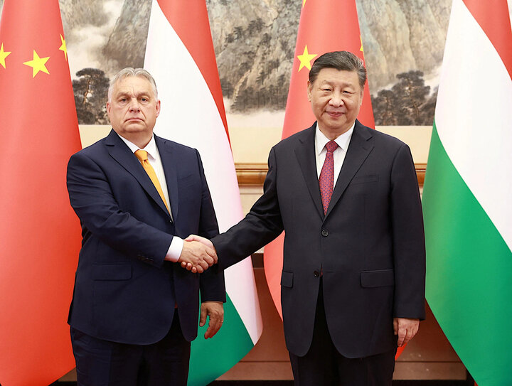 Chủ tịch Trung Quốc Tập Cận Bình tiếp Thủ tướng Hungary Viktor Orban tại Nhà khách Điếu Ngư Đài ở Bắc Kinh, ngày 8/7. (Ảnh: Reuters)