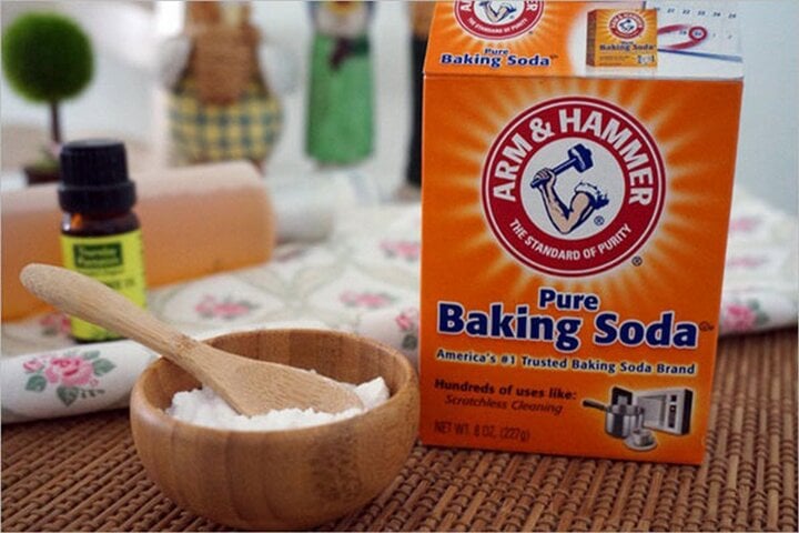 Baking soda giúp hút ẩm, khử mùi và làm sạch bề mặt đệm một cách hiệu quả. (Ảnh: Ozclean)