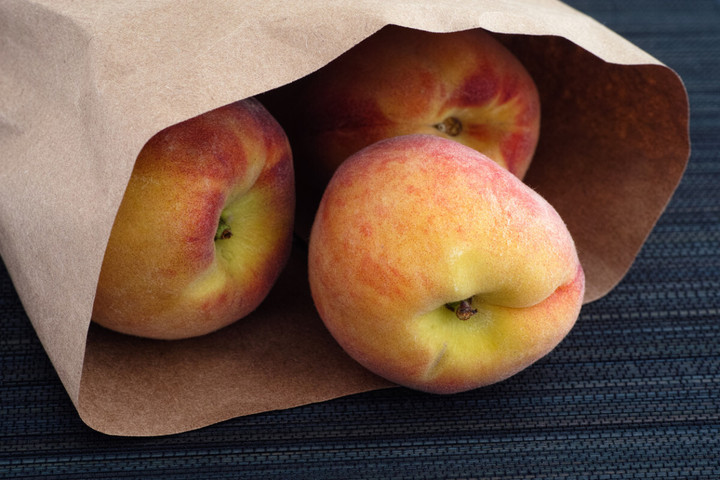 Bỏ trái cây vào bên trong túi giấy giúp trái cây chín nhanh hơn. (Ảnh: Parade)