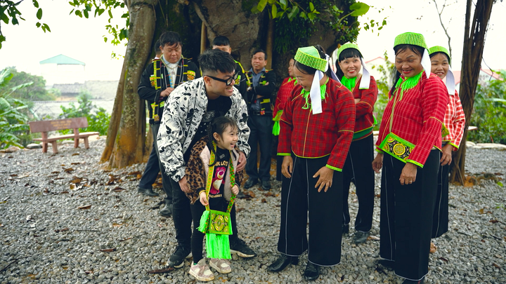 Cha con Phong Windy có hành trình khám phá cuộc sống tại đỉnh Mẫu Sơn.