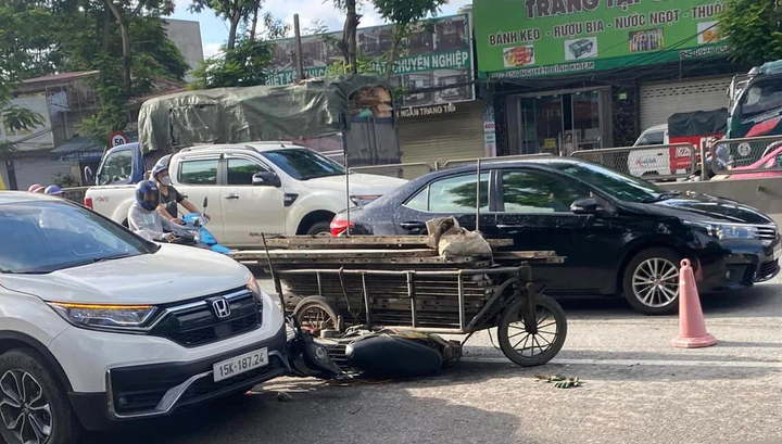 Hiện trường vụ tai nạn giữa xe tự chế và xe đầu kéo khiến một người chết.