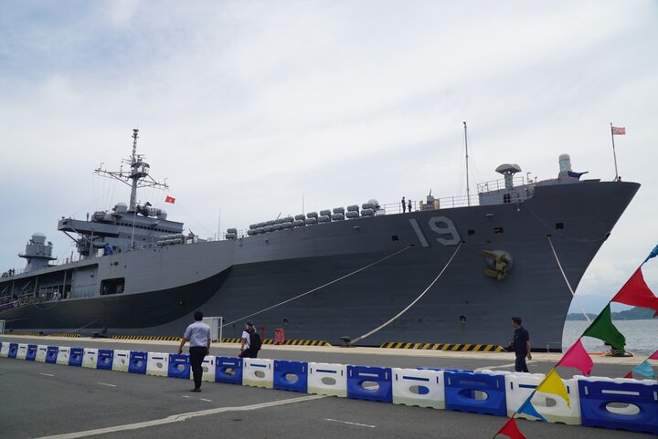 Tàu USS Blue Ridge có chiều dài 194 m, rộng 33 m, cao hơn 8 m, có lượng giãn nước hơn 19.000 tấn, vấn tốc tối đa hơn 20 hải lý/h