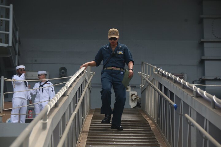 Tàu USS Blue Ridge là một trong những tàu chỉ huy lớp Blue Ridge, cao tuổi nhất của Hải quân Mỹ.