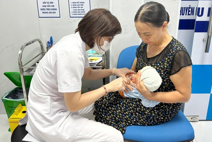 Tiêm vaccine cho trẻ tại phòng tiêm Safpo Bắc Giang. (Ảnh minh họa: Báo Bắc Giang)