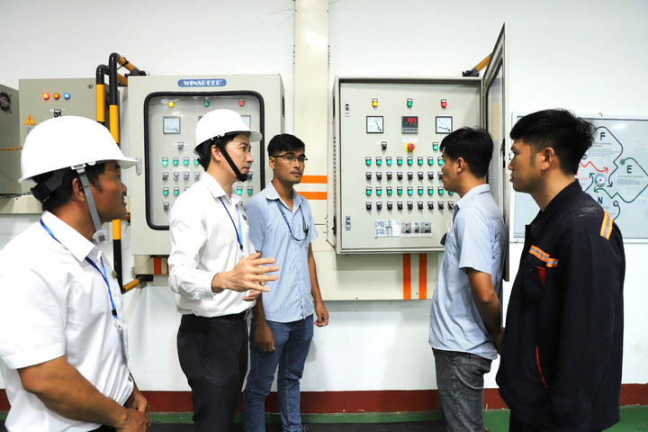 Cty Điện lực Bình Phước hướng dẫn, trao đổi, cung cấp giải pháp tiết kiệm điện, giảm phụ tải phi thương mại đến các cơ sở sản xuất, doanh nghiệp trên địa bàn.