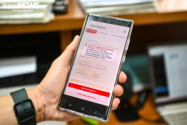 CSGT tước giấy phép lái xe của người vi phạm trên ứng dụng VneID.