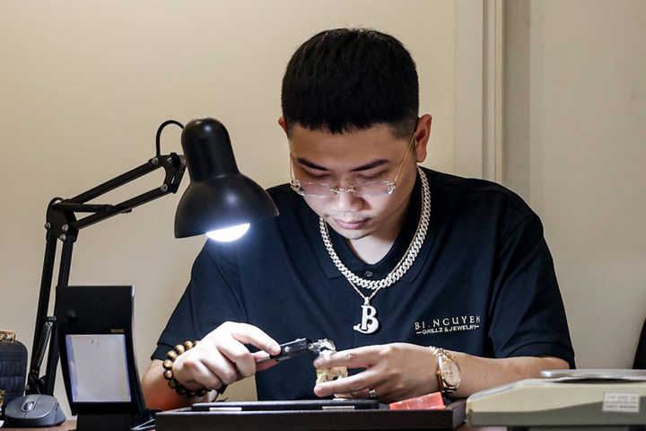 Ngọc Anh tự tay gia công những chiếc grillz cho khách hàng. (Ảnh: NVCC)