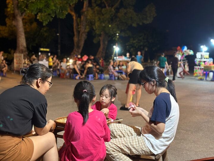 Khám phá không gian văn hóa, ẩm thực tại làng cổ Đường Lâm tối cuối tuần - 7