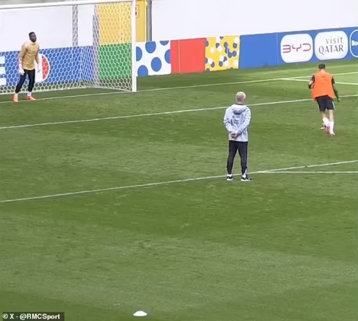 Pháp tập đá phạt đền cho trận gặp Tây Ban Nha.