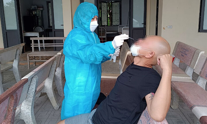 Nhân viên Trung tâm y tế huyện Hiệp Hòa lấy mẫu xét nghiệm. (Ảnh: Sỹ Quyết)