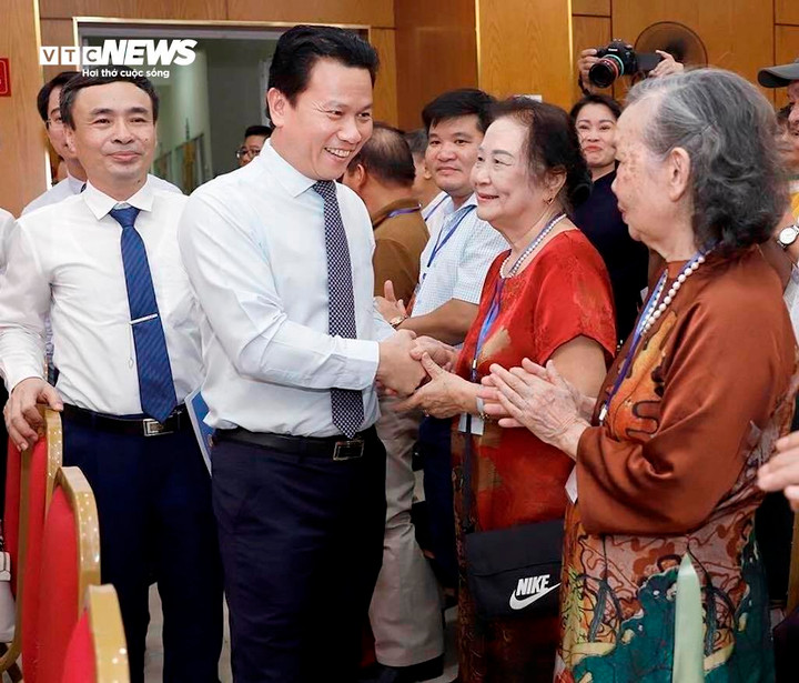 Bộ trưởng gặp gỡ và tri ân những cán bộ lão thành qua các thời kỳ của Viện Khoa học Đo đạc và Bản đồ.