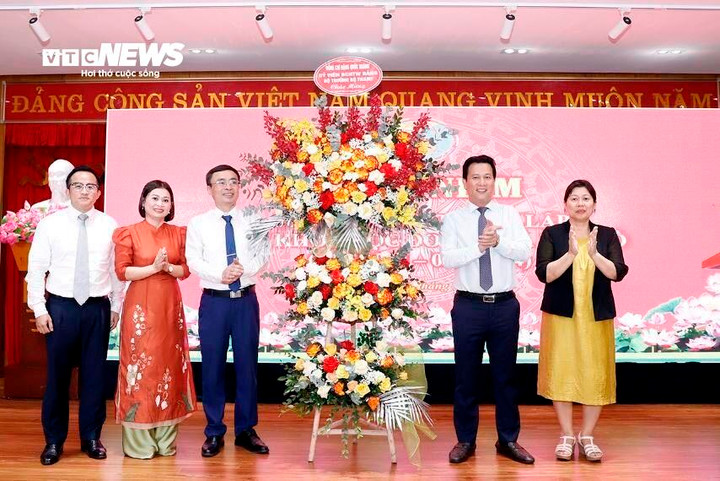 Bộ trưởng Đặng Quốc Khánh và Thứ trưởng Nguyễn Thị Phương Hoa tặng hoa chúc mừng tập thể Viện Khoa học Đo đạc và Bản đồ.