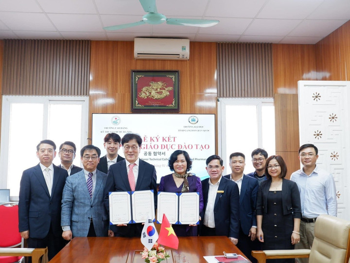 Lãnh đạo Trường Cao đẳng Kỹ thuật Y dược Hà Nội ký kết chương trình phối hợp giáo dục đào tạo với trường Đại học tỉnh Gangwon (Hàn Quốc).