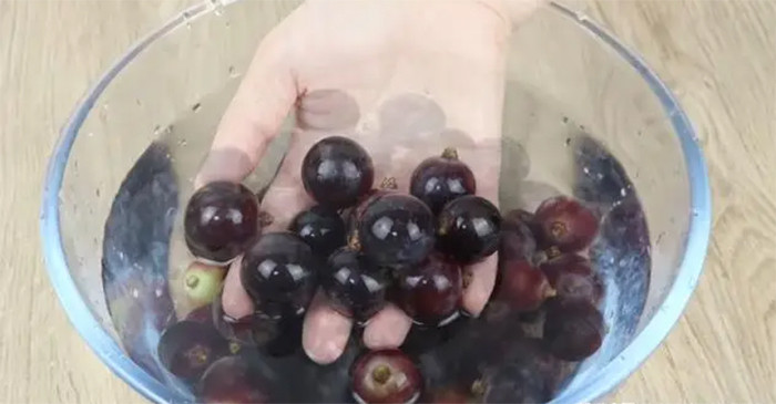 Nước ngâm nho nên cho thêm muối và baking soda. (Ảnh: Sohu)