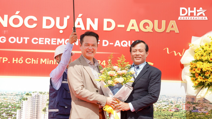 Ông Đặng Hồng Anh - Chủ tịch DHA Corporation trao tặng hoa chúc mừng thành công tới ông Trần Quang Tuấn - Tổng Giám đốc Công ty Cổ phần Xây dựng Central.