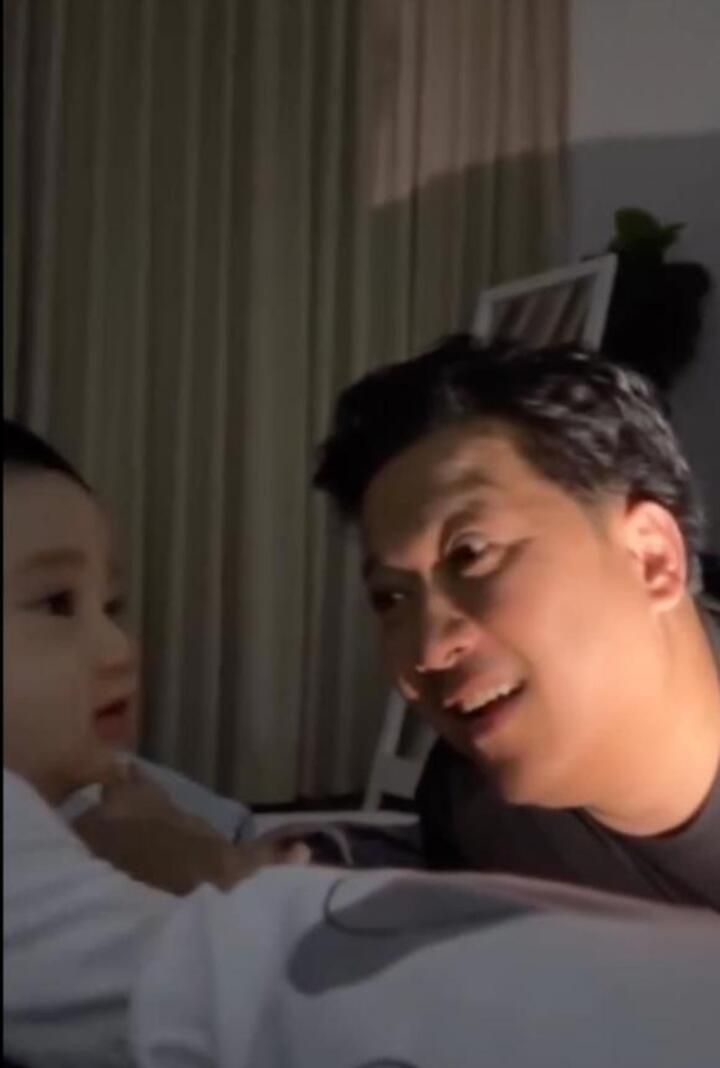 Khoảnh khắc Trường Giang vui đùa với các con, vô tình để lộ dung mạo bé Hope.