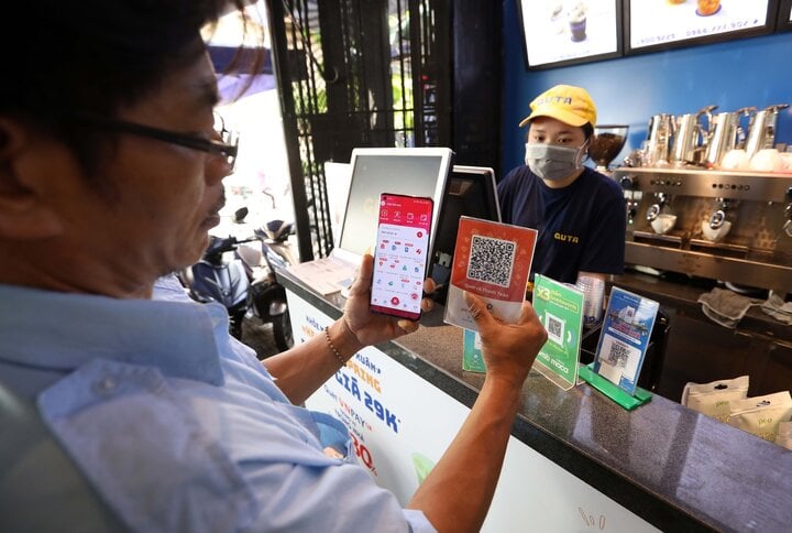 Người Việt sử dụng tiện ích thanh toán trực tuyến ngày càng nhiều nhờ sự phổ cập của smartphone.