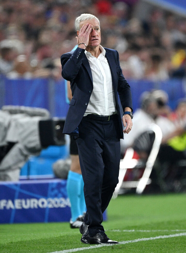 HLV Didier Deschamps buồn bã khi Pháp bị loại khỏi EURO 2024.